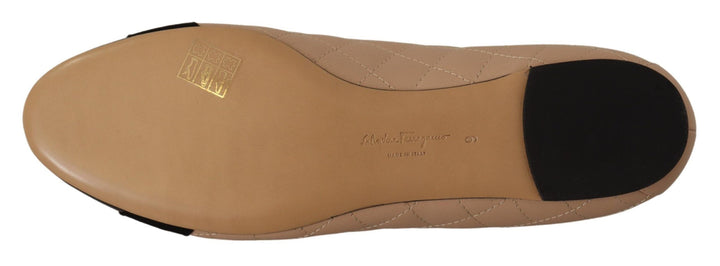 Salvatore Ferragamo Ballerinasko i beige og svart nappaskinn