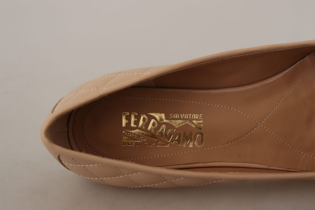 Salvatore Ferragamo Ballerinasko i beige og svart nappaskinn