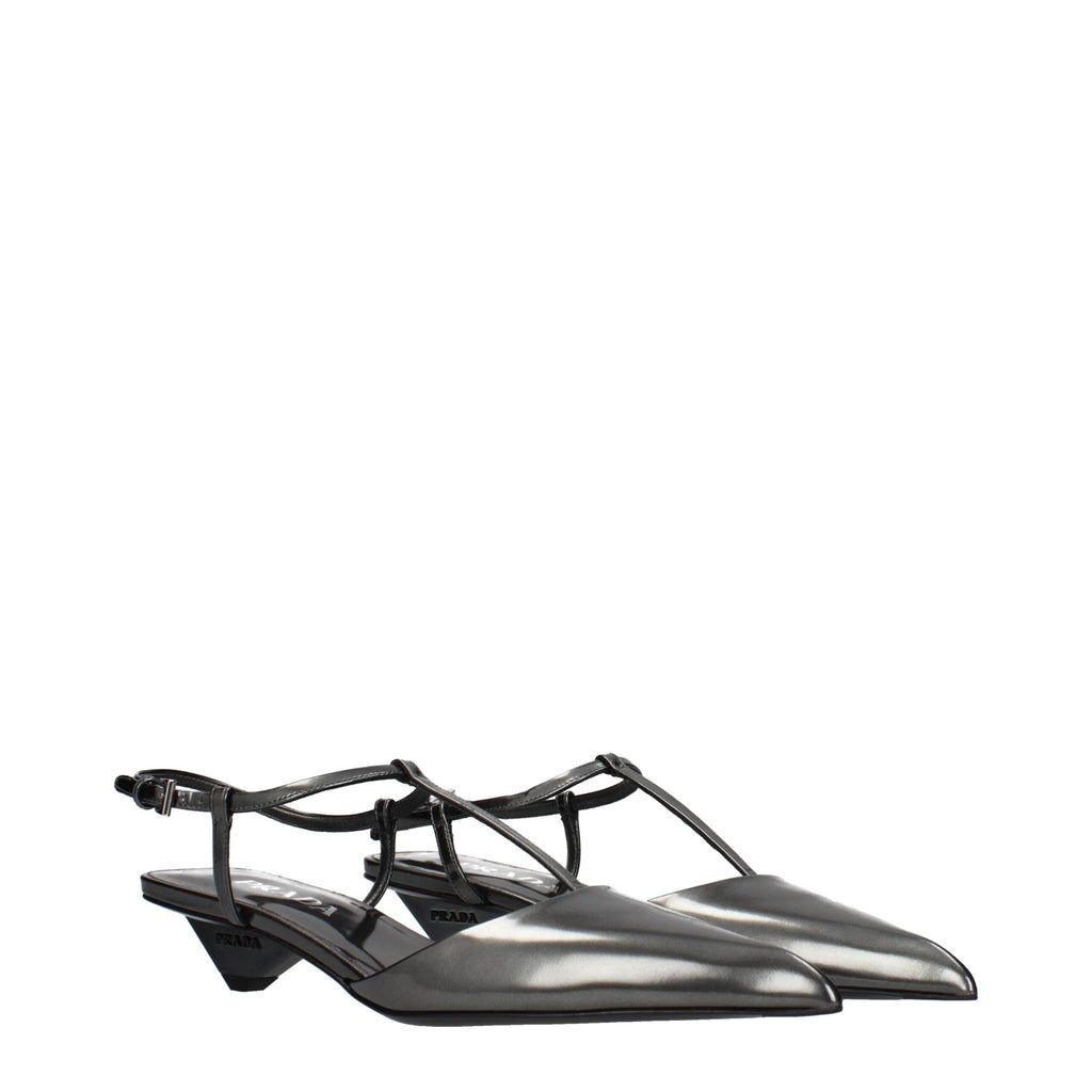 Sandalias planas de cuero gris Prada