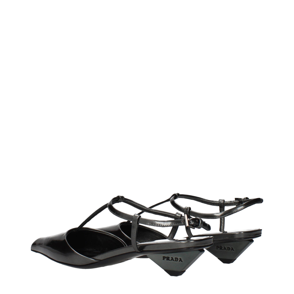 Sandalias planas de cuero gris Prada